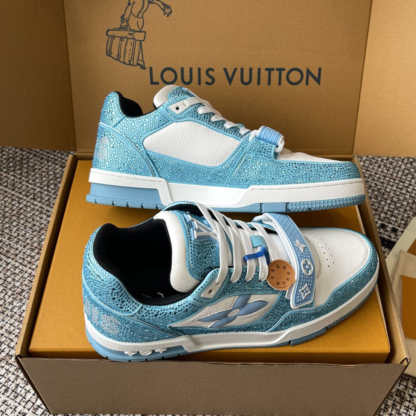 LOUIS VUITTON Sneakers in Premium Leather with Molded Rubber Outsole