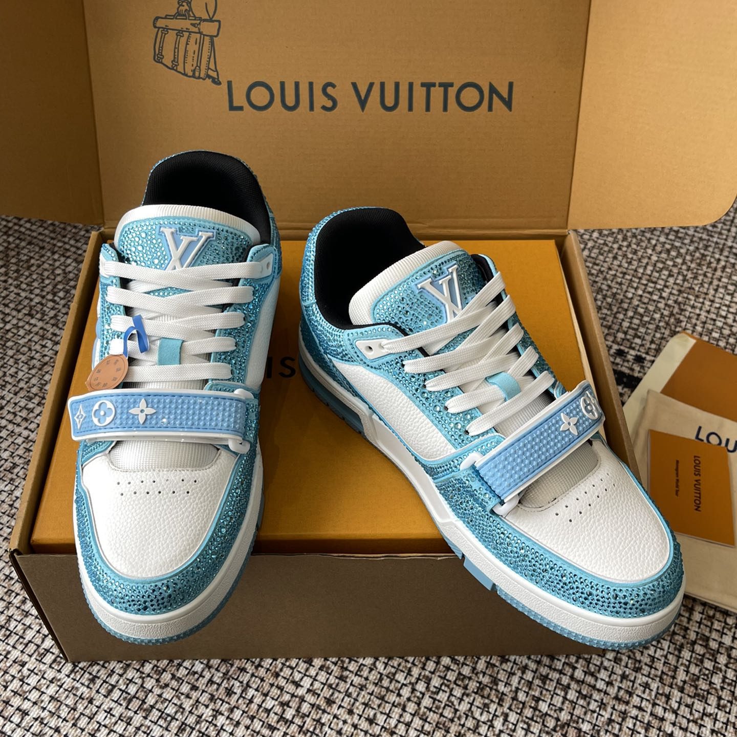 LOUIS VUITTON Sneakers in Premium Leather with Molded Rubber Outsole