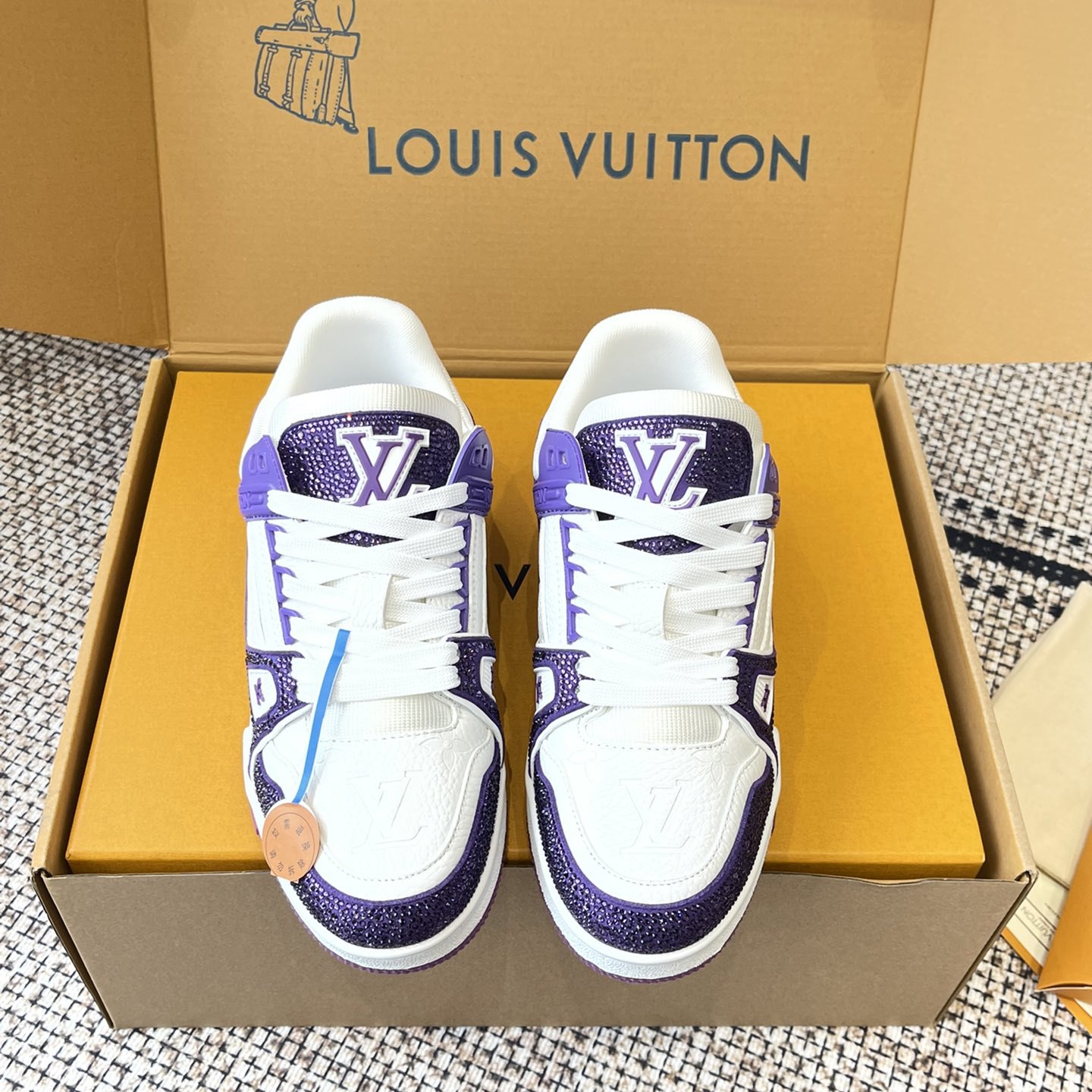 LOUIS VUITTON Sneakers in Premium Leather with Molded Rubber Outsole