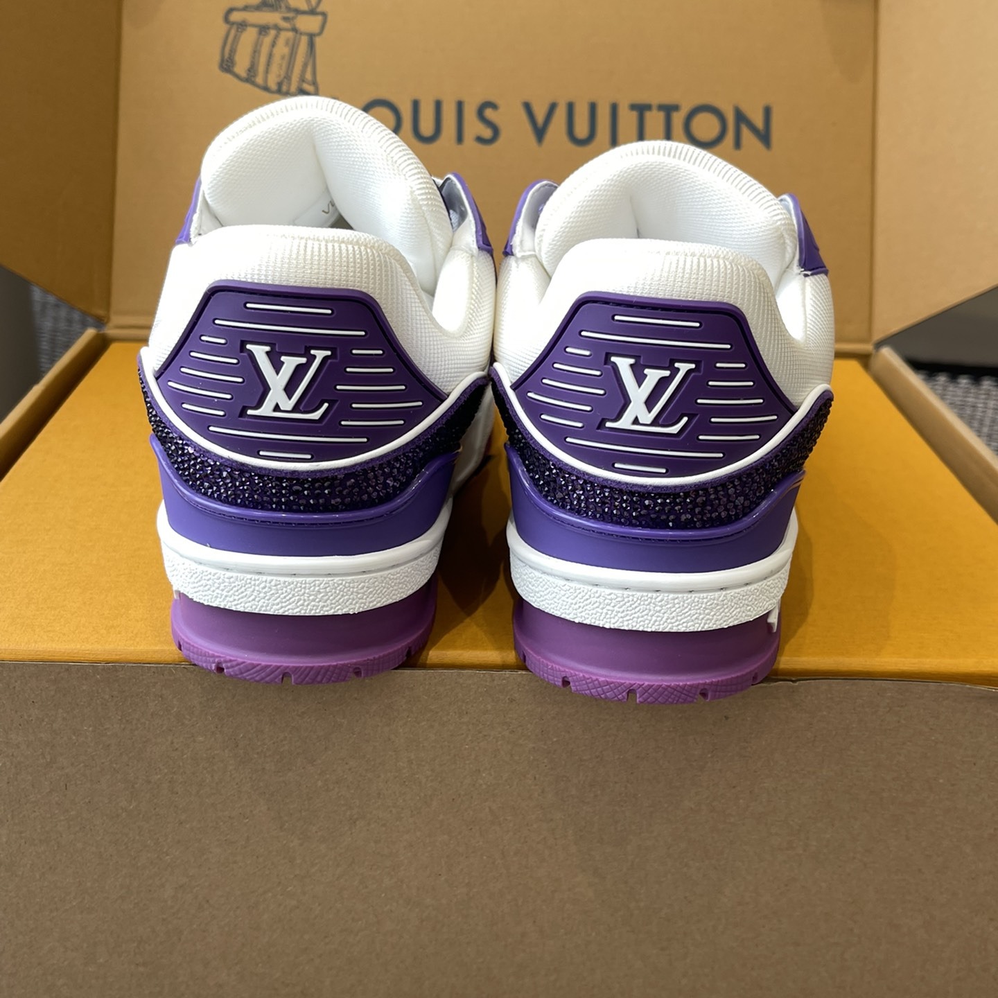 LOUIS VUITTON Sneakers in Premium Leather with Molded Rubber Outsole