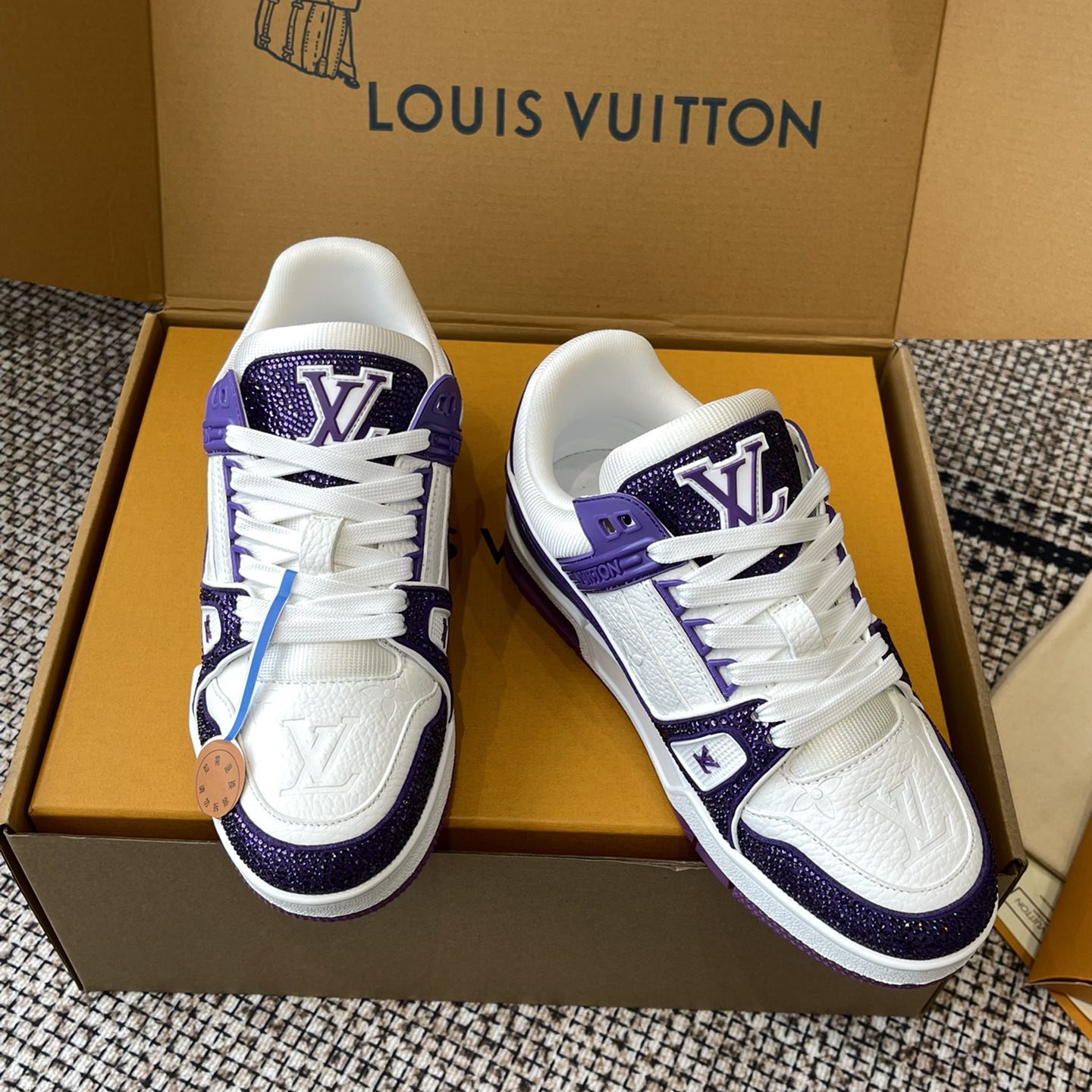 LOUIS VUITTON Sneakers in Premium Leather with Molded Rubber Outsole
