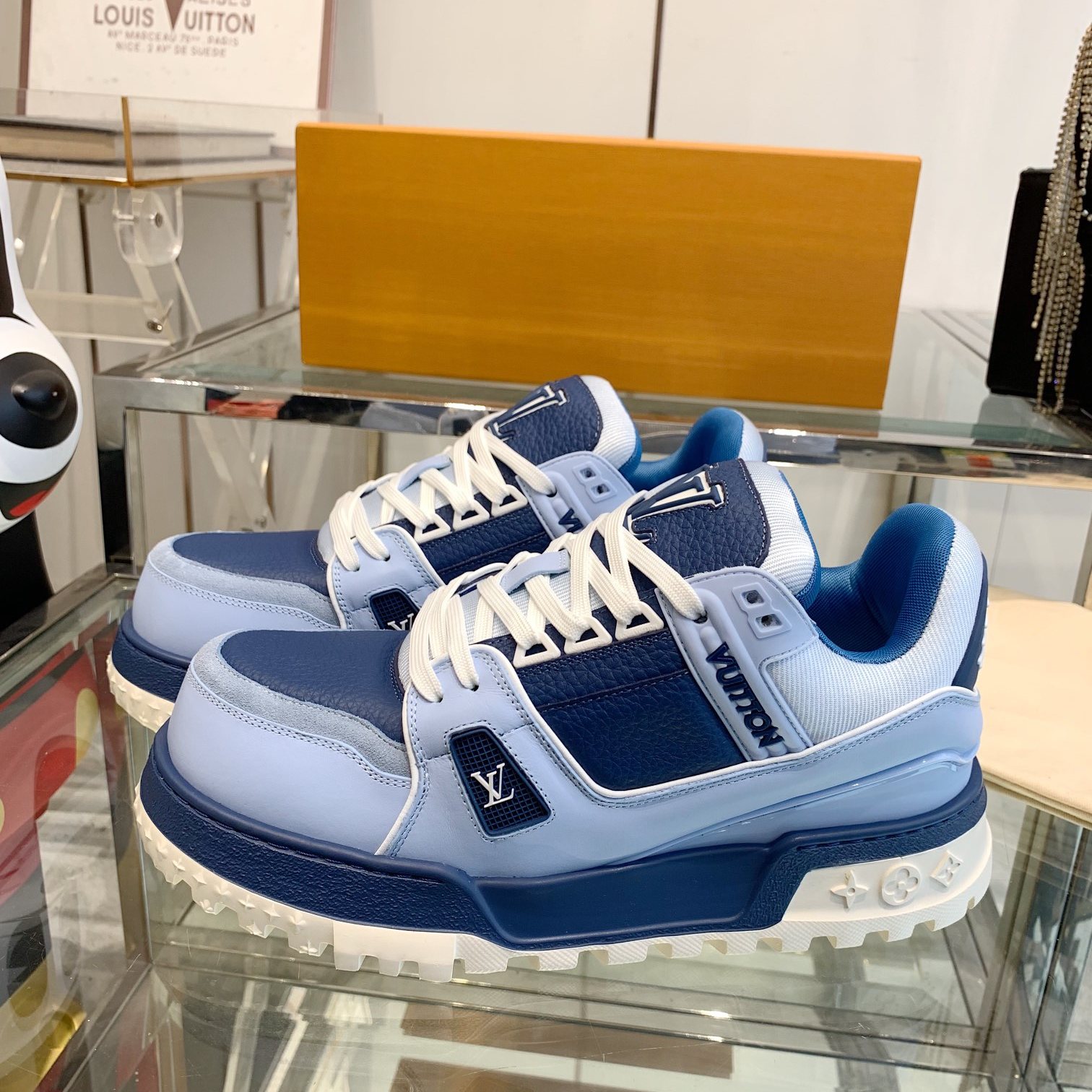 LOUIS VUITTON Sneakers in Premium Leather with Molded Rubber Outsole