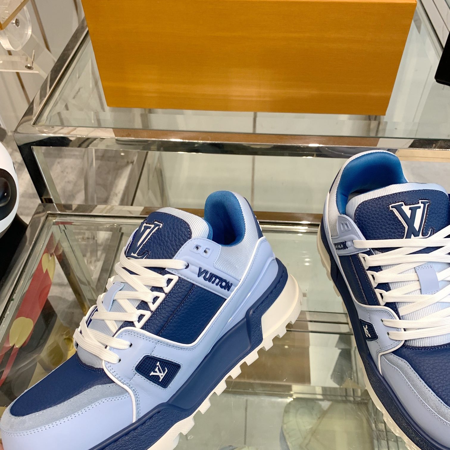 LOUIS VUITTON Sneakers in Premium Leather with Molded Rubber Outsole