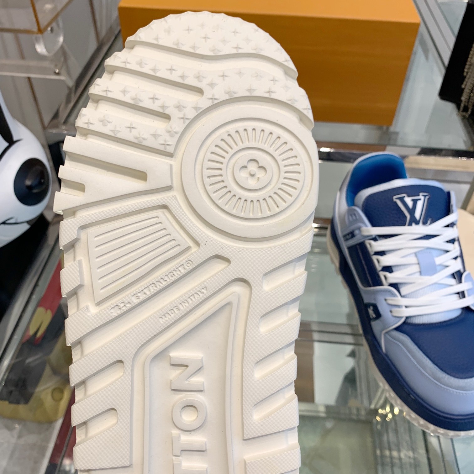 LOUIS VUITTON Sneakers in Premium Leather with Molded Rubber Outsole