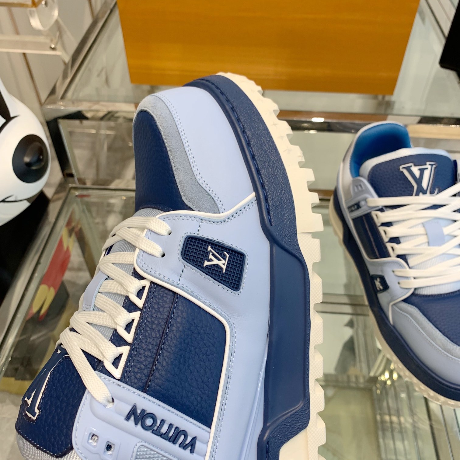LOUIS VUITTON Sneakers in Premium Leather with Molded Rubber Outsole