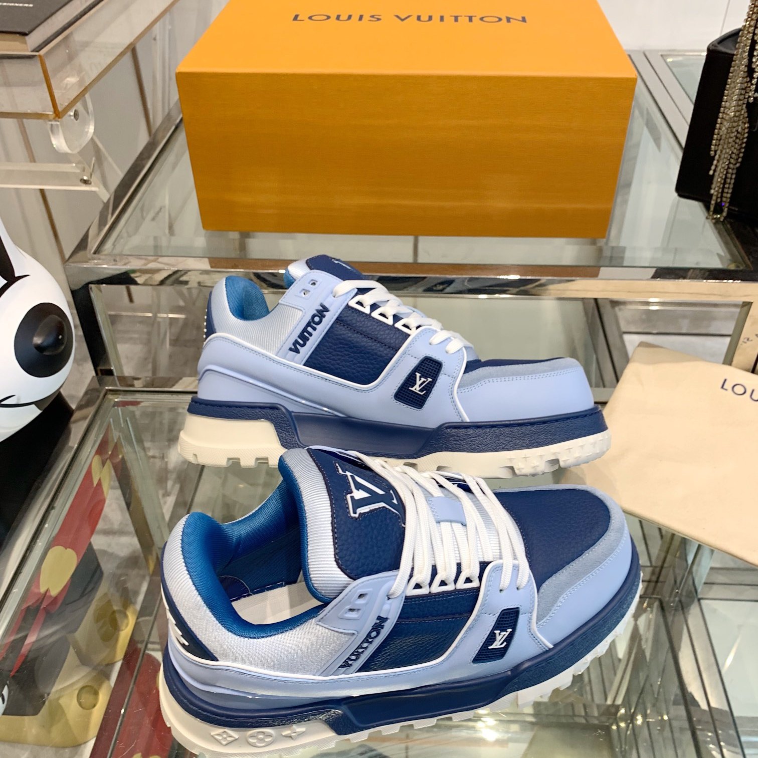 LOUIS VUITTON Sneakers in Premium Leather with Molded Rubber Outsole