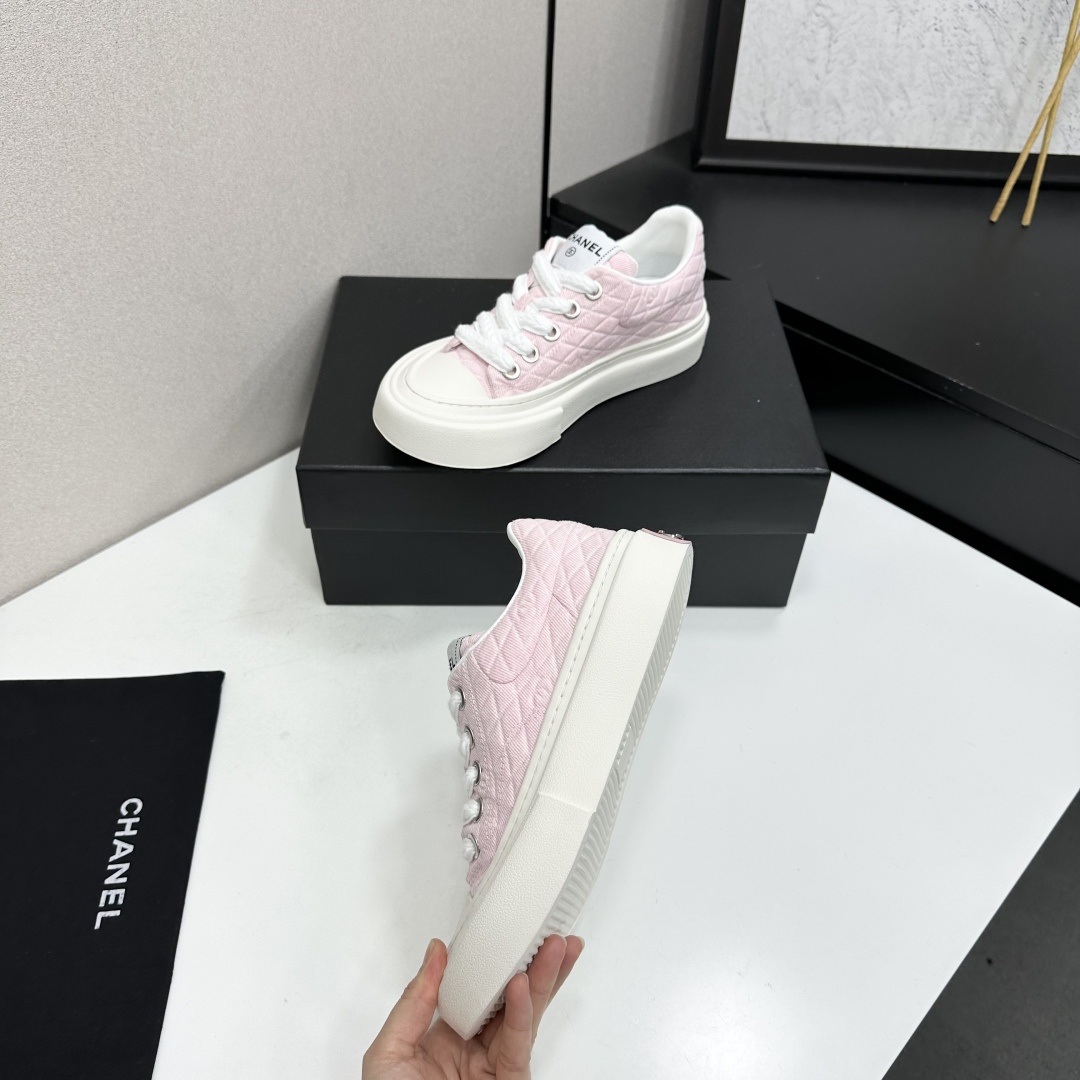 CHANEL Sneakers in Premium Leather with Molded Rubber Outsole