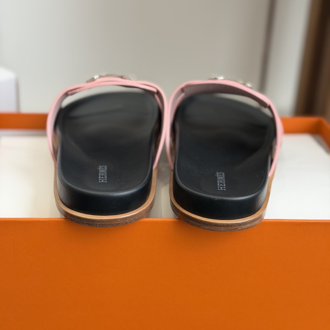 HERMES Sandals in Premium Leather with Molded Rubber Outsole