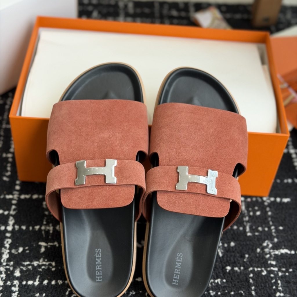 HERMES Slippers in Premium Leather with Molded Rubber Outsole
