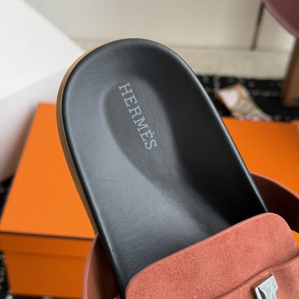 HERMES Slippers in Premium Leather with Molded Rubber Outsole