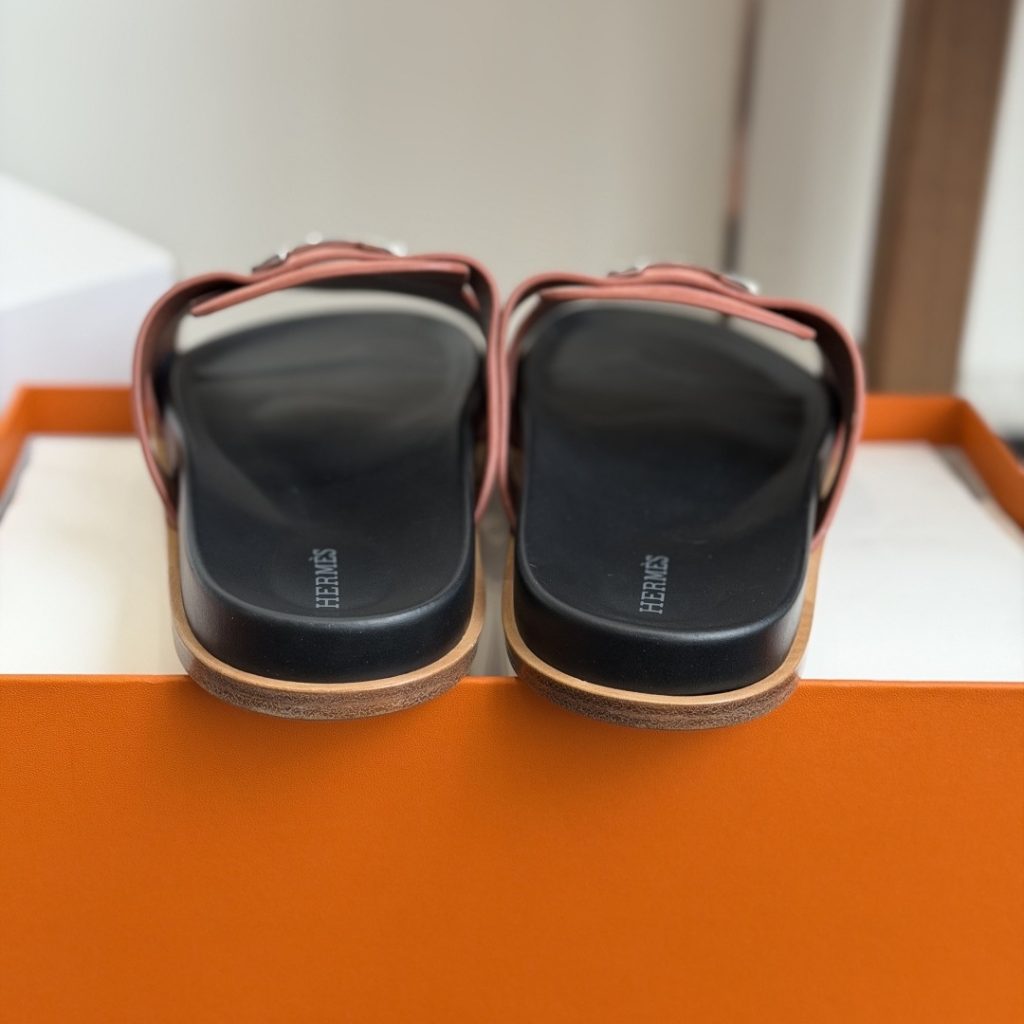 HERMES Slippers in Premium Leather with Molded Rubber Outsole