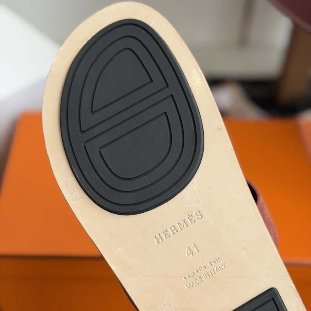 HERMES Slippers in Premium Leather with Molded Rubber Outsole