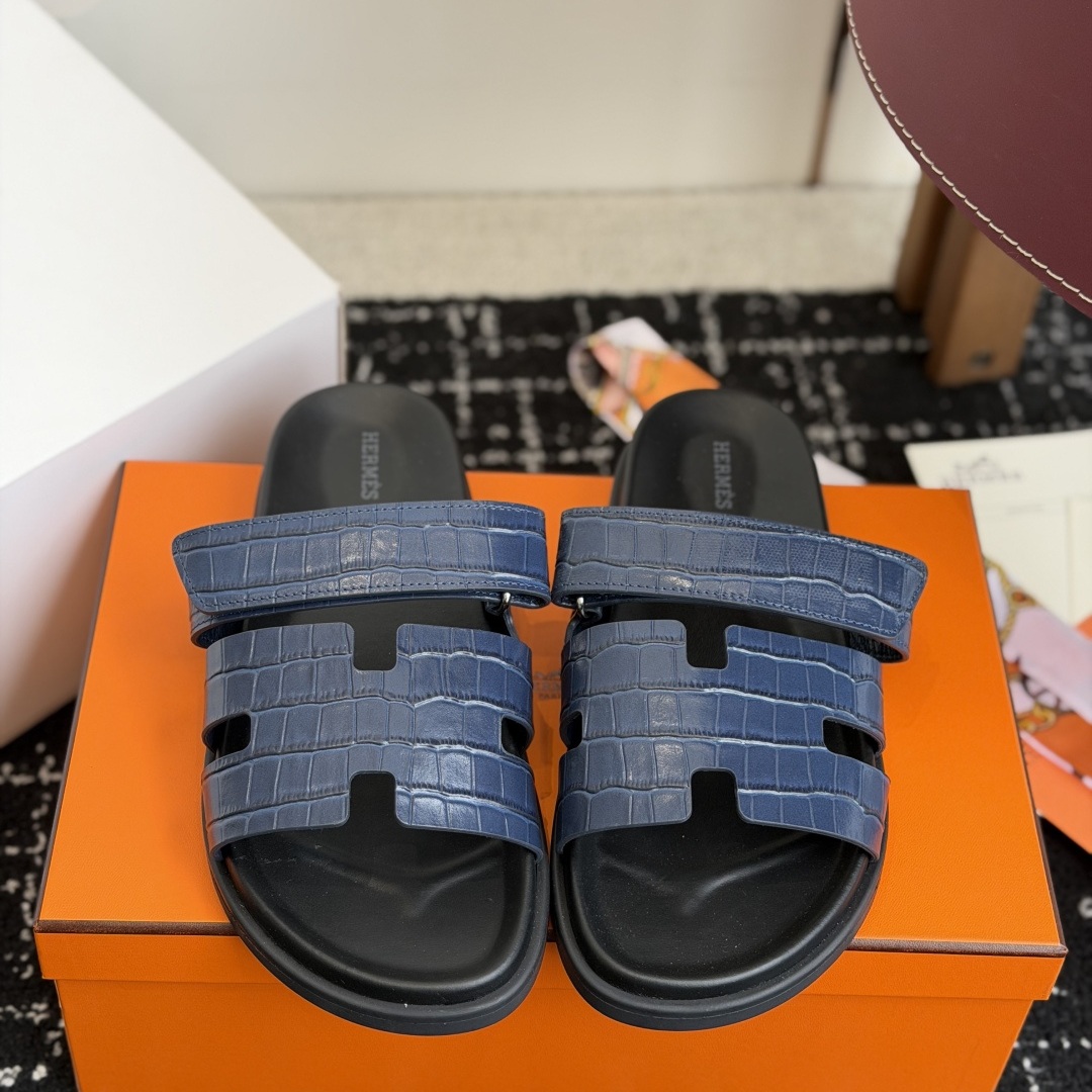 HERMES Slippers in Premium Leather with Molded Rubber Outsole