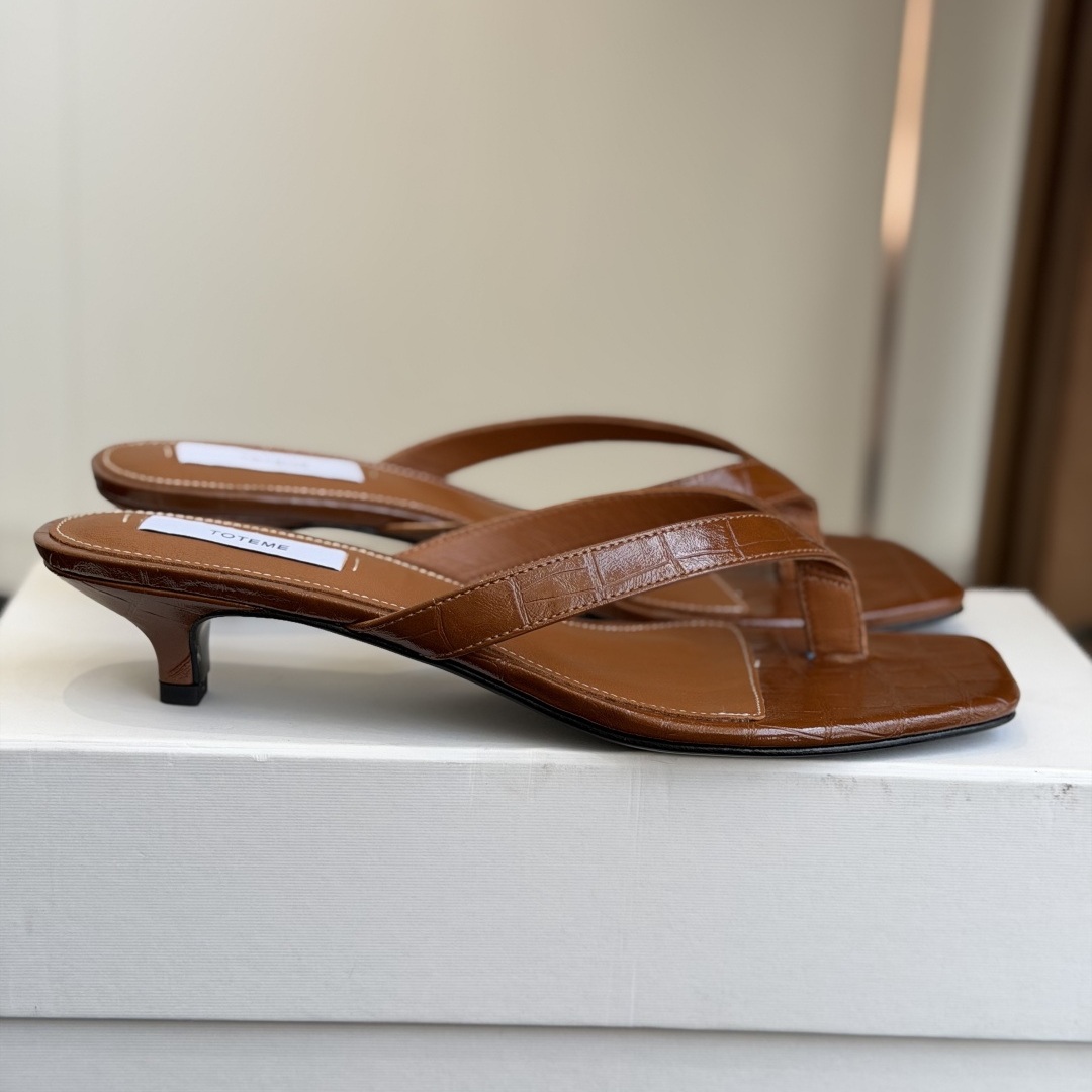 TOTEME Slippers in Premium Leather with Molded Rubber Outsole