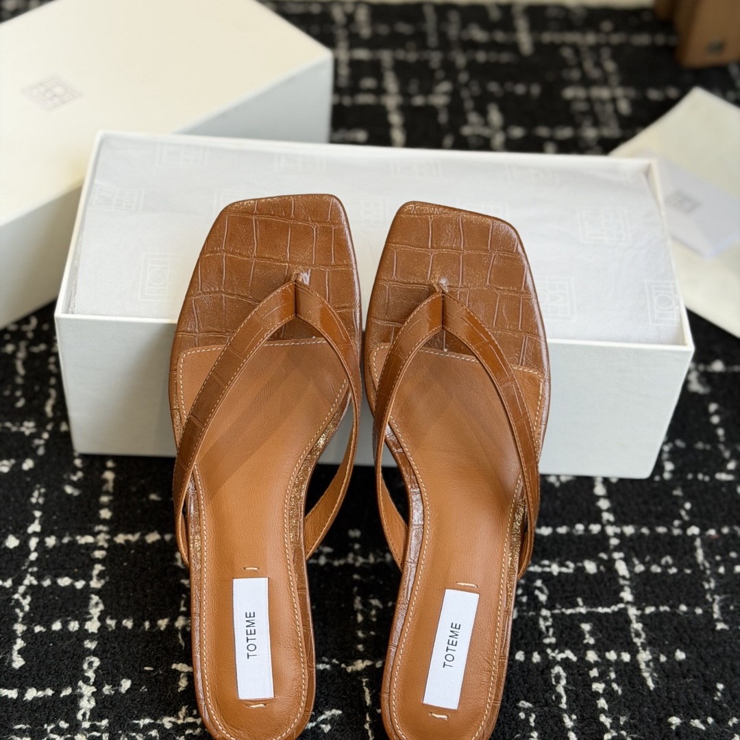 TOTEME Slippers in Premium Leather with Molded Rubber Outsole