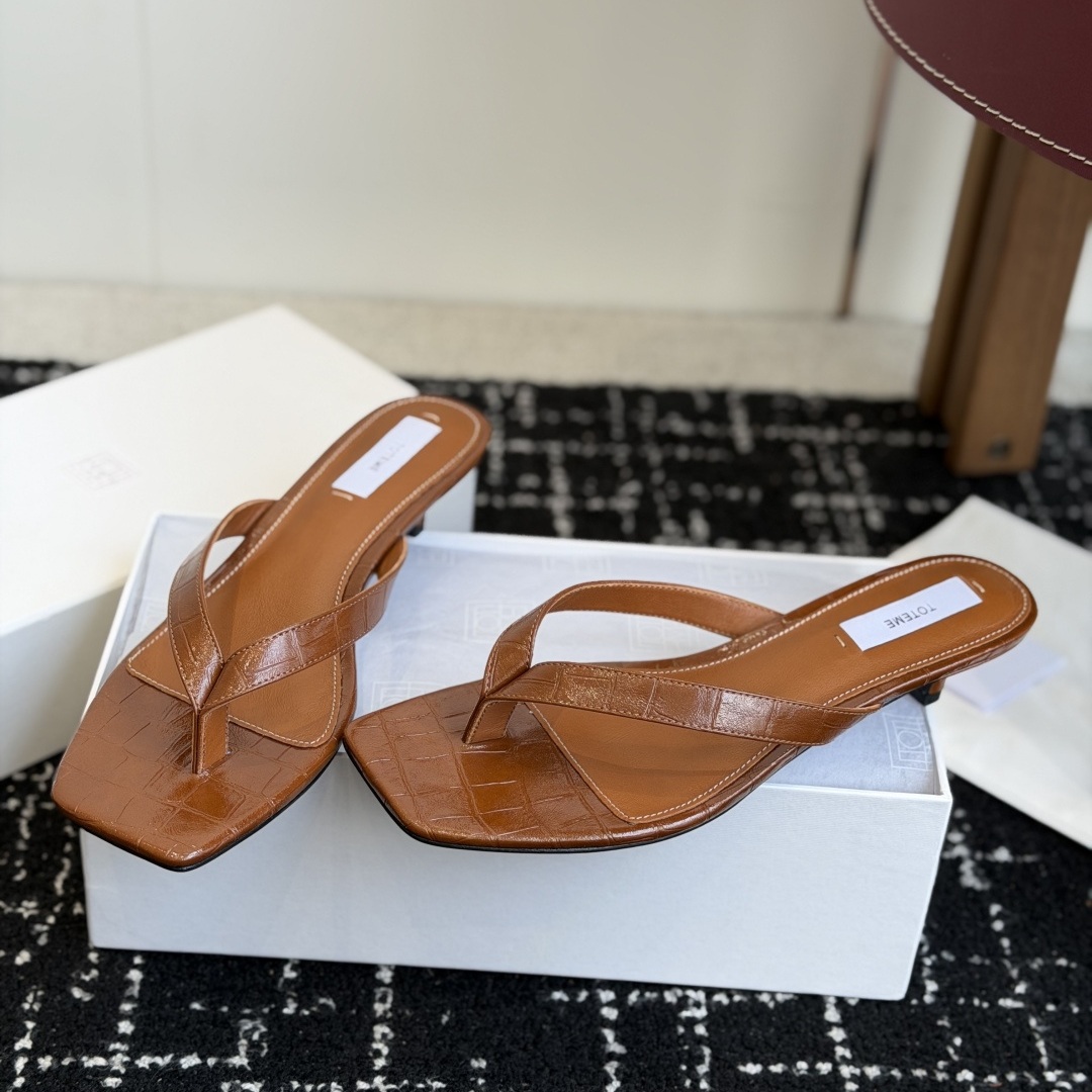 TOTEME Slippers in Premium Leather with Molded Rubber Outsole