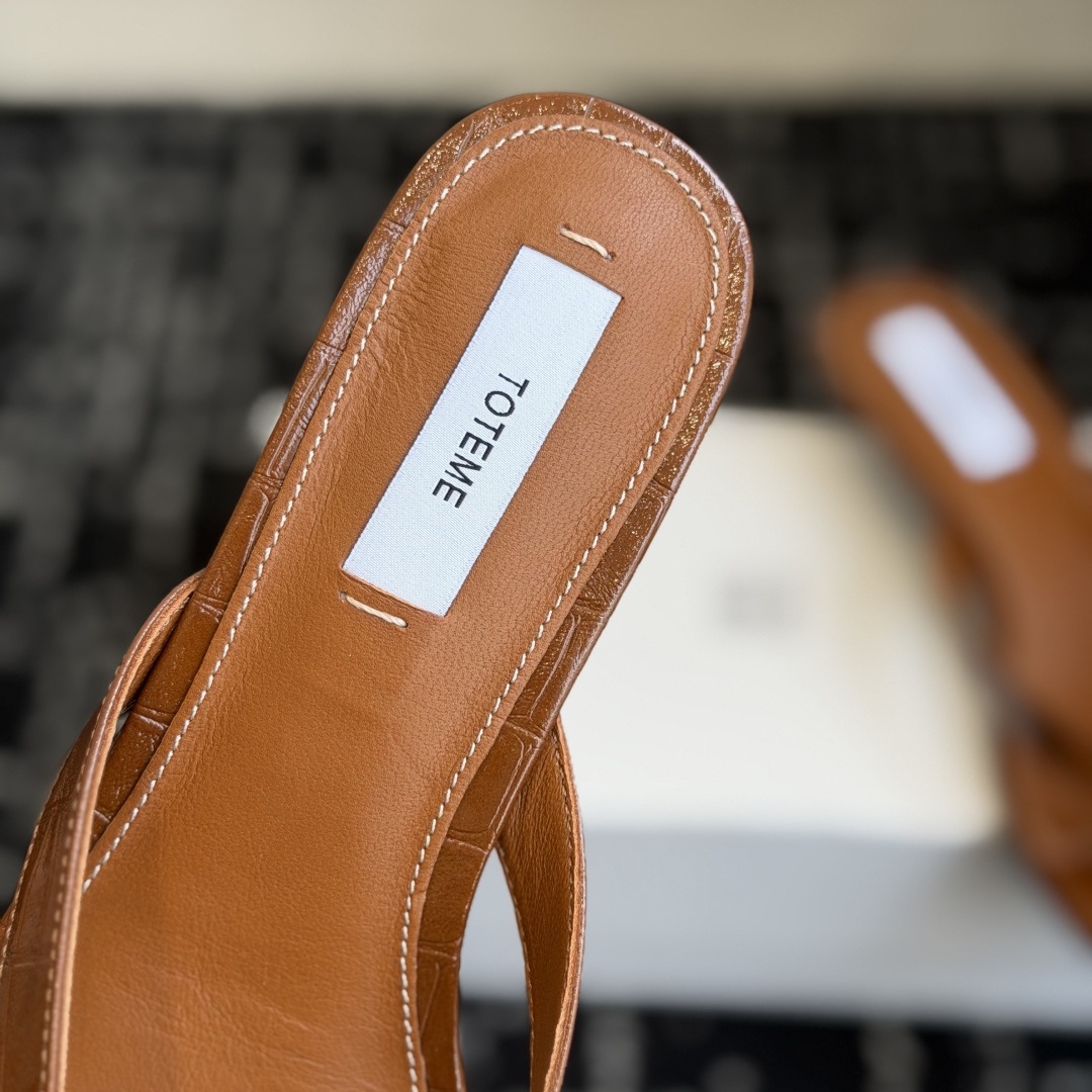 TOTEME Slippers in Premium Leather with Molded Rubber Outsole