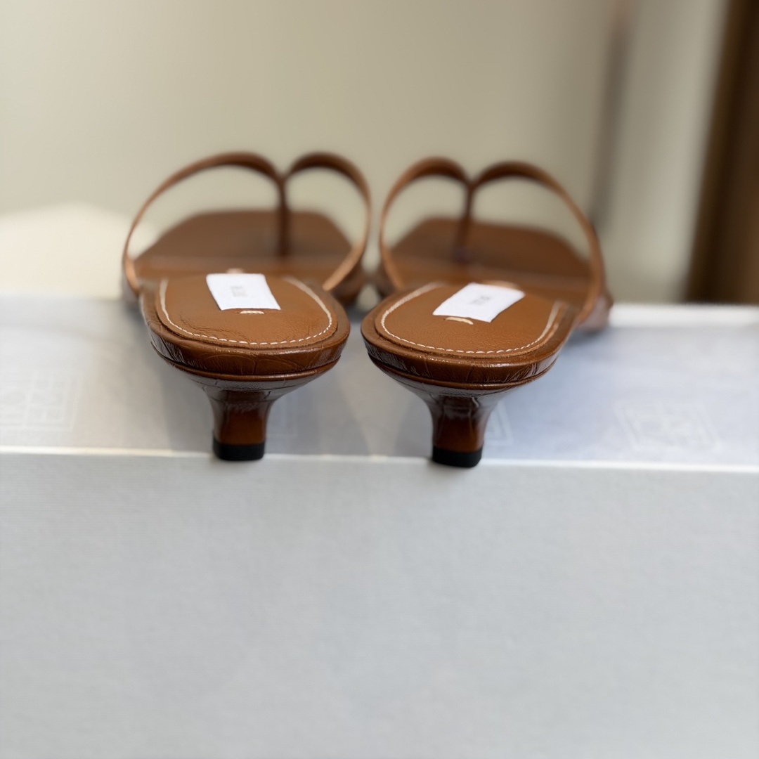 TOTEME Slippers in Premium Leather with Molded Rubber Outsole