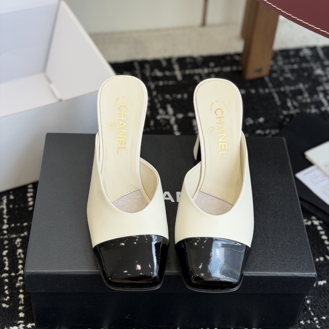 CHANEL Slippers in Premium Leather with Molded Rubber Outsole
