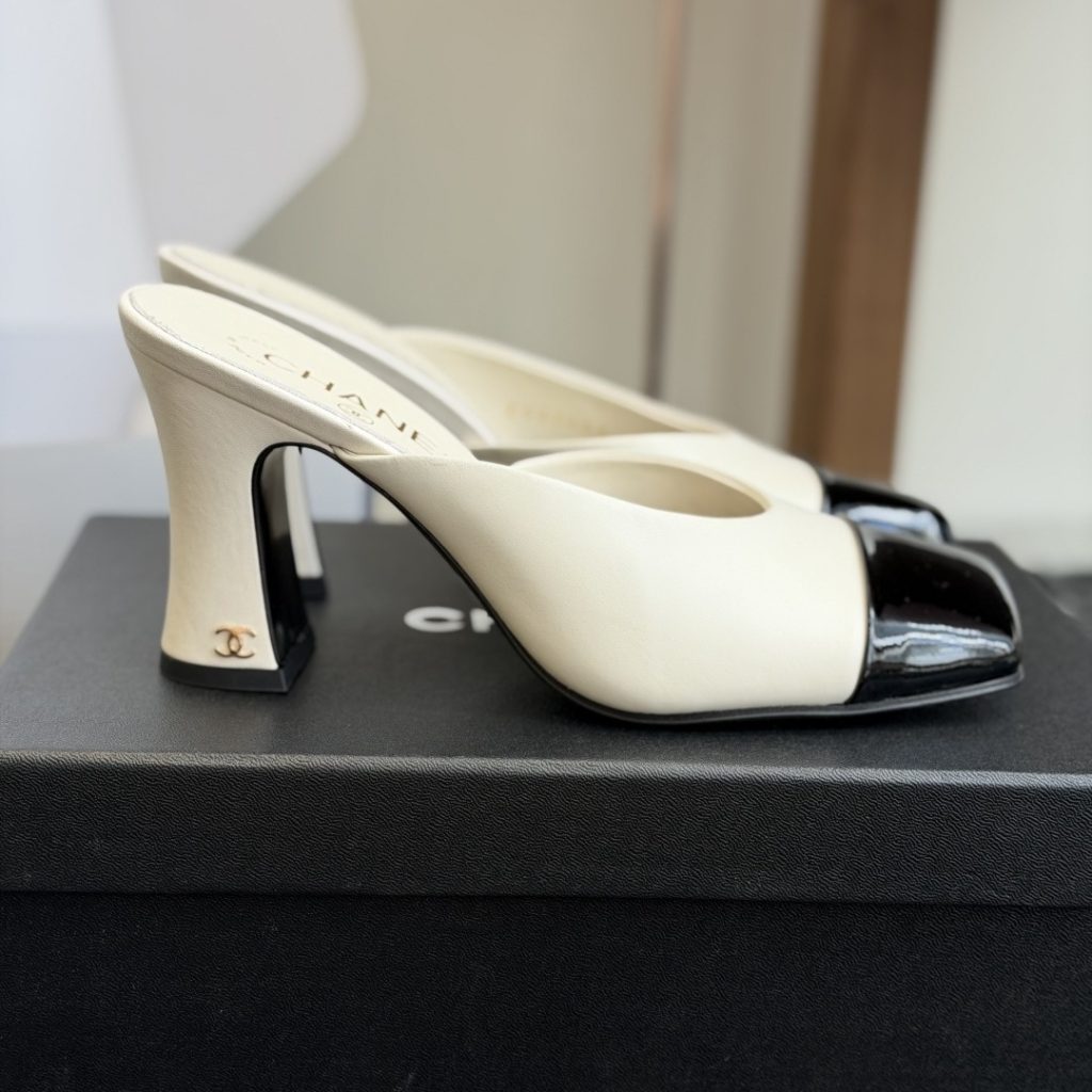 CHANEL Slippers in Premium Leather with Molded Rubber Outsole