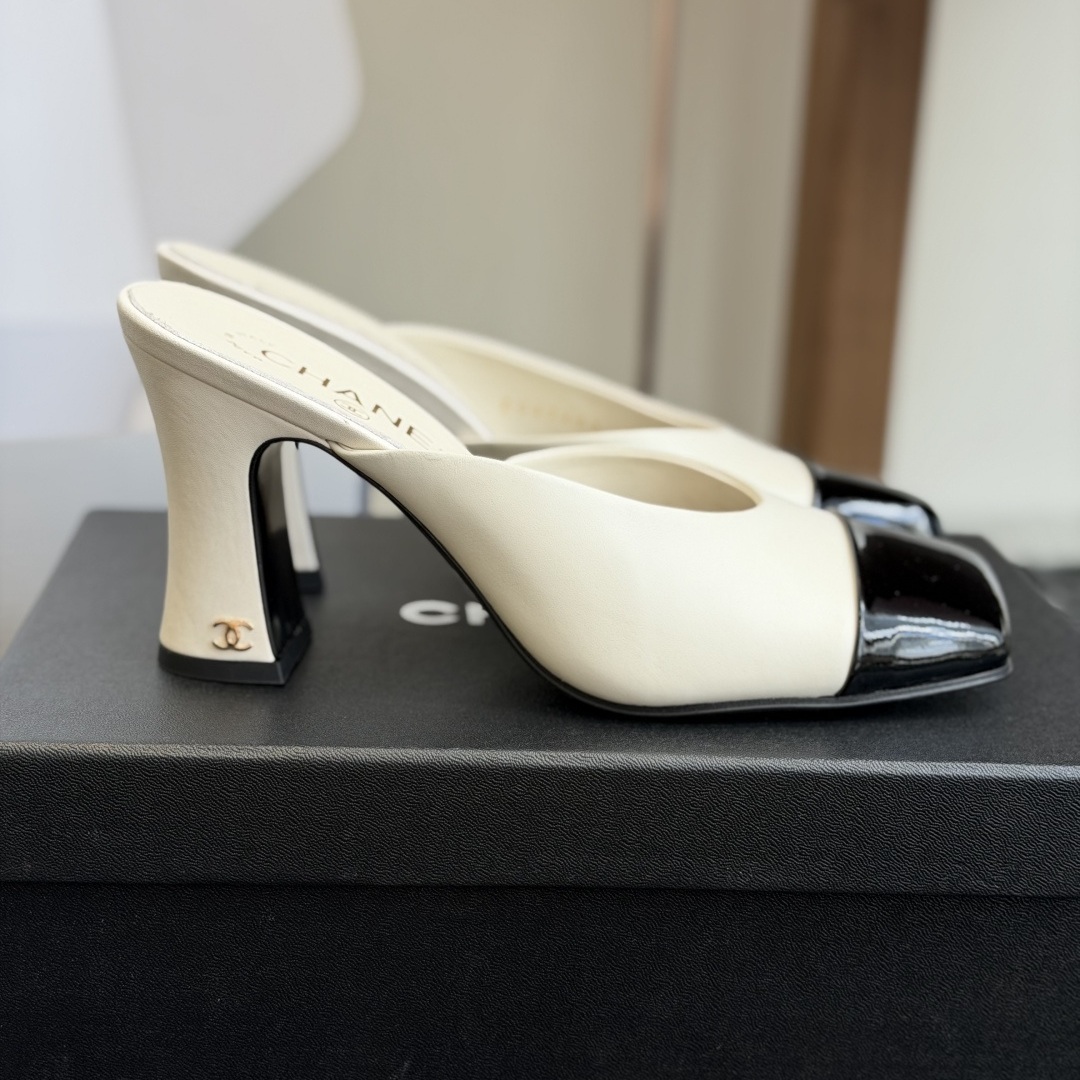 CHANEL Slippers in Premium Leather with Molded Rubber Outsole