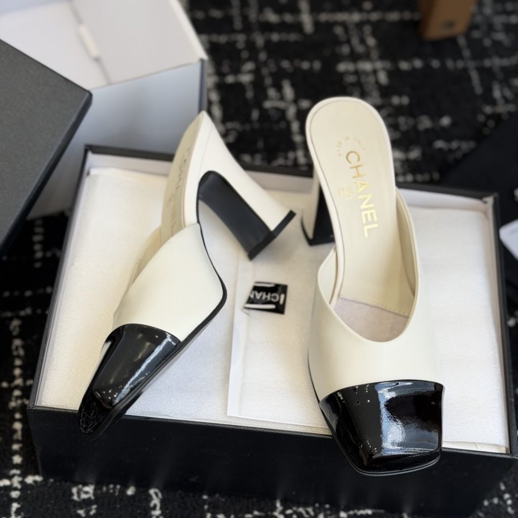 CHANEL Slippers in Premium Leather with Molded Rubber Outsole