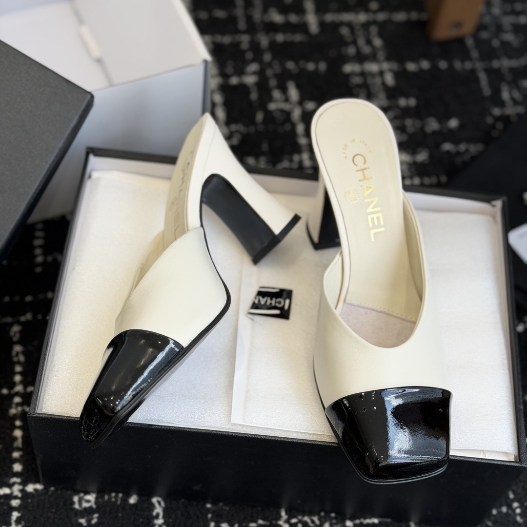 CHANEL Slippers in Premium Leather with Molded Rubber Outsole