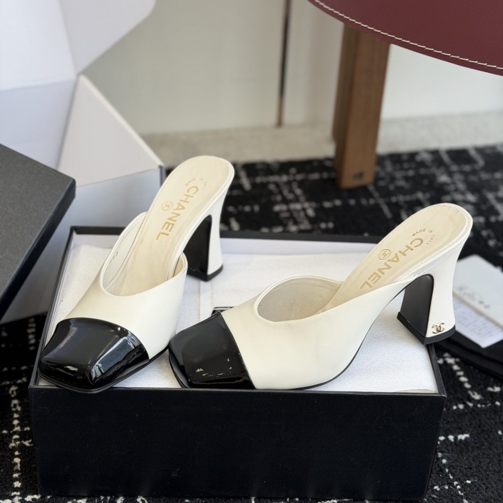 CHANEL Slippers in Premium Leather with Molded Rubber Outsole