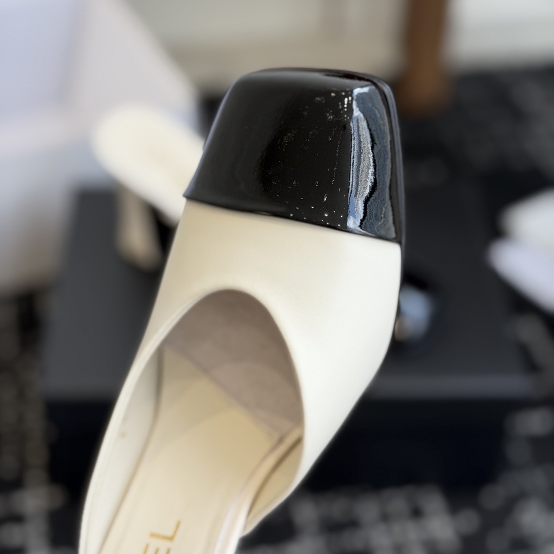 CHANEL Slippers in Premium Leather with Molded Rubber Outsole
