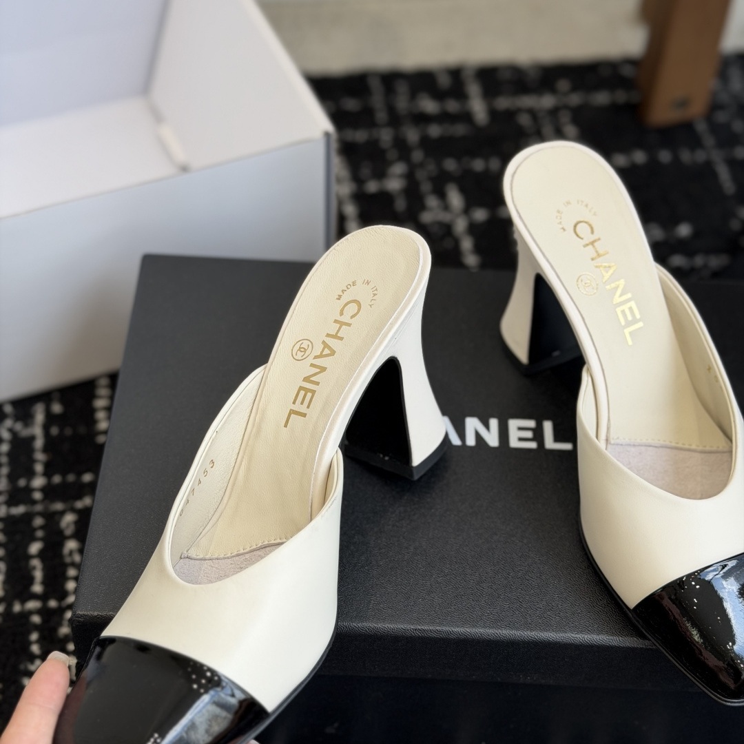 CHANEL Slippers in Premium Leather with Molded Rubber Outsole