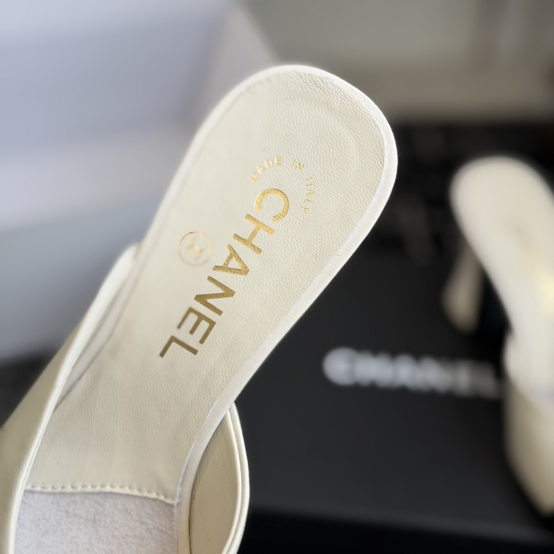 CHANEL Slippers in Premium Leather with Molded Rubber Outsole