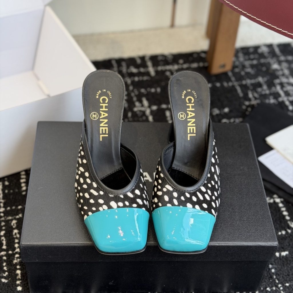 CHANEL Slippers in Premium Leather with Molded Rubber Outsole