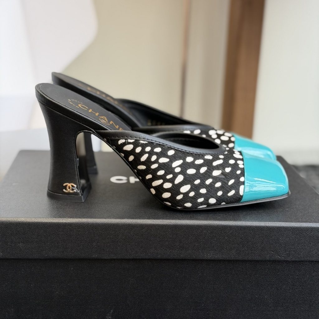 CHANEL Slippers in Premium Leather with Molded Rubber Outsole