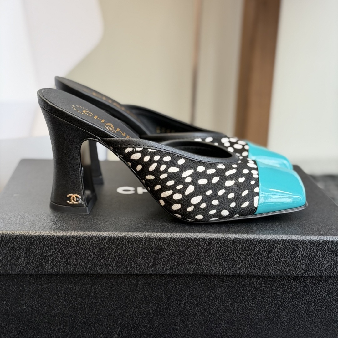 CHANEL Slippers in Premium Leather with Molded Rubber Outsole