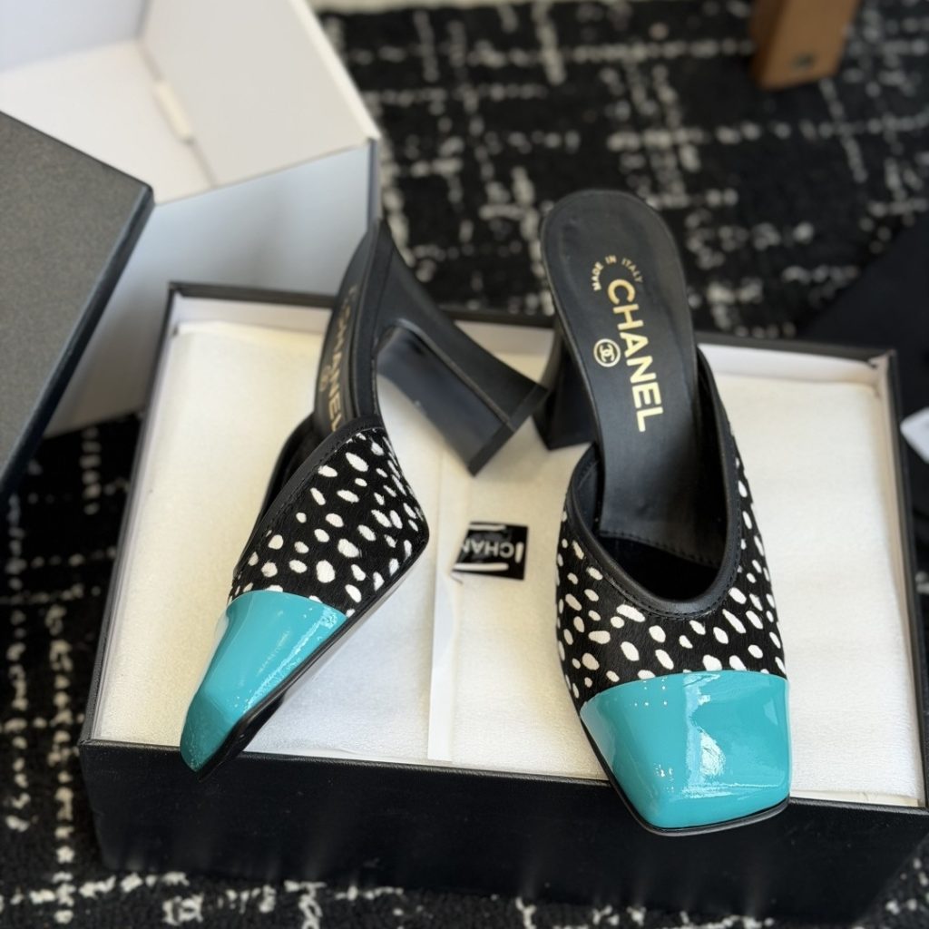 CHANEL Slippers in Premium Leather with Molded Rubber Outsole