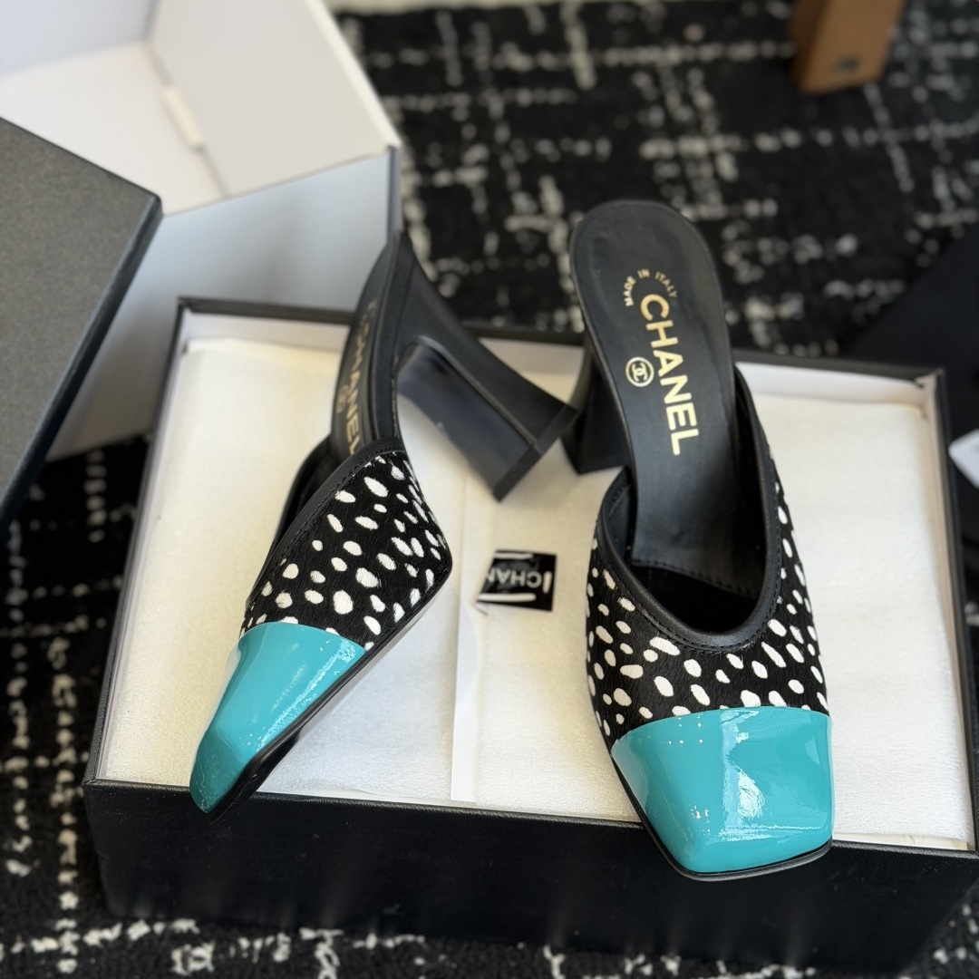 CHANEL Slippers in Premium Leather with Molded Rubber Outsole