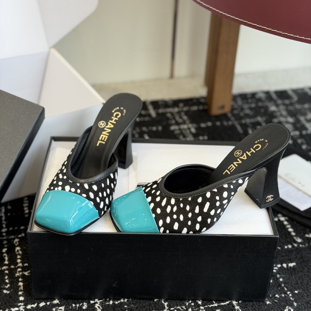 CHANEL Slippers in Premium Leather with Molded Rubber Outsole