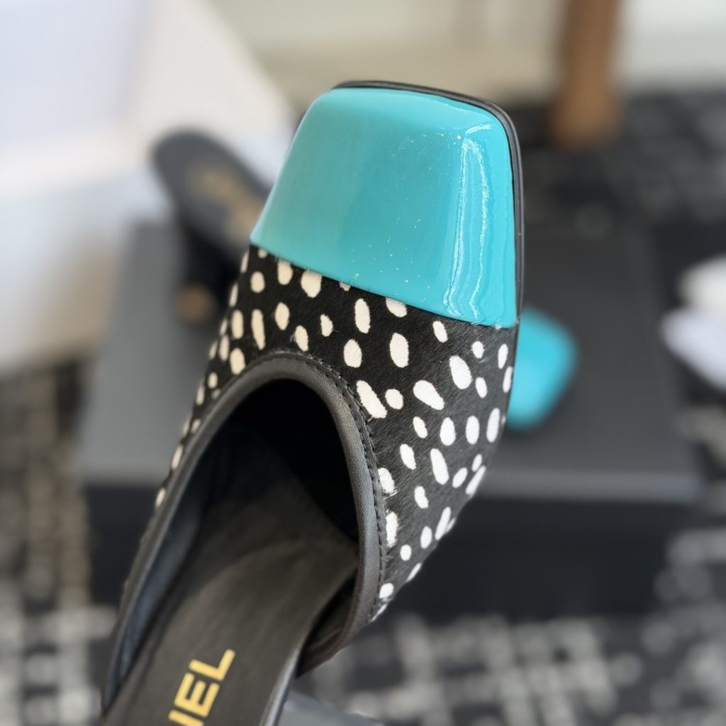CHANEL Slippers in Premium Leather with Molded Rubber Outsole