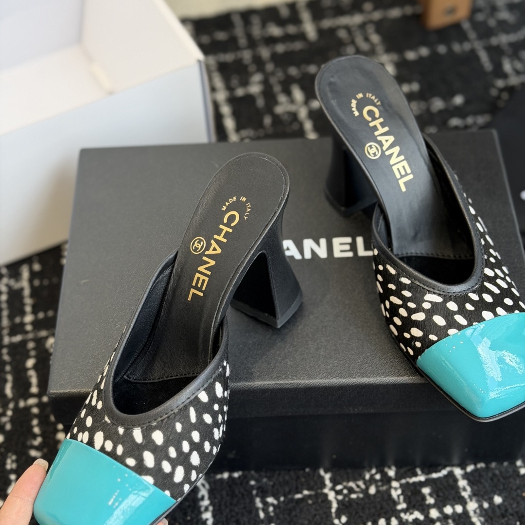 CHANEL Slippers in Premium Leather with Molded Rubber Outsole