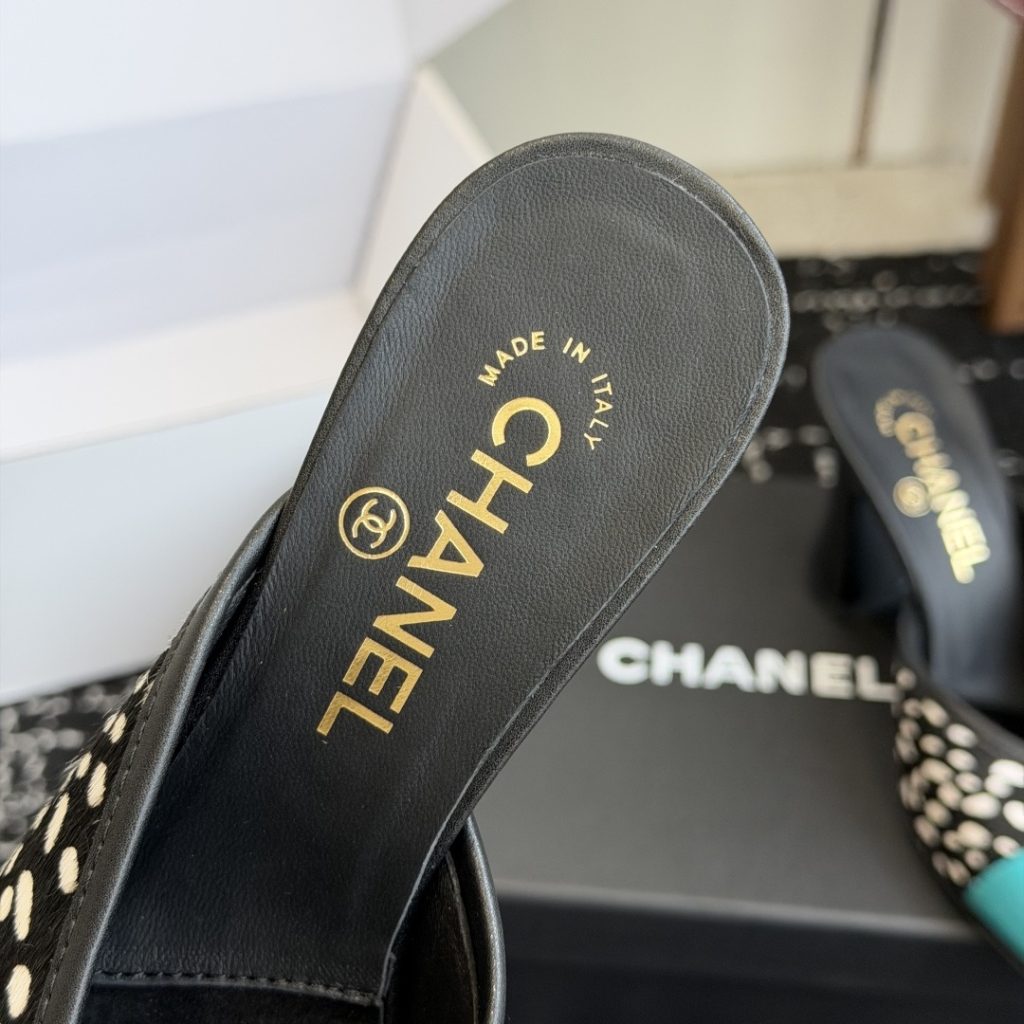 CHANEL Slippers in Premium Leather with Molded Rubber Outsole