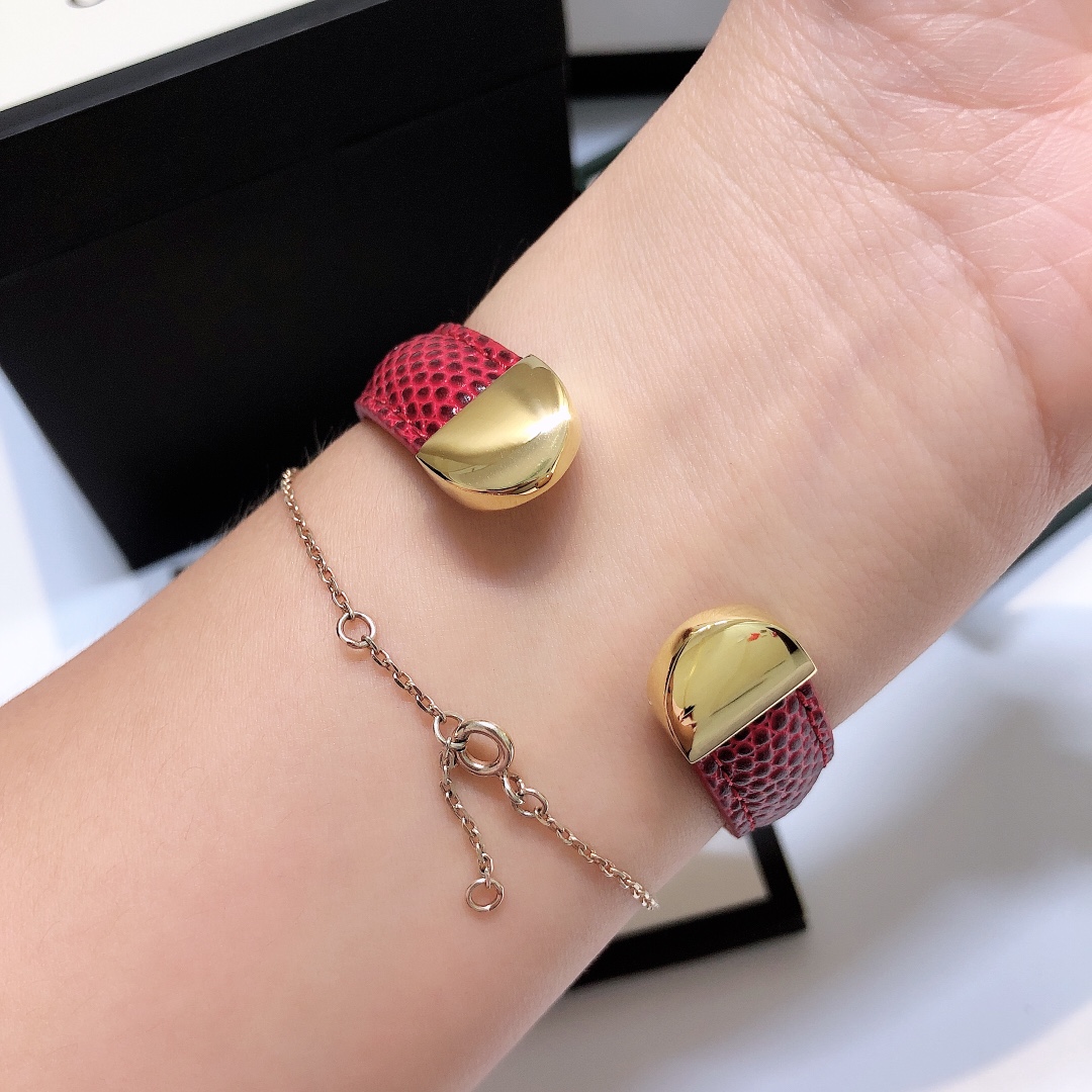 Gucci Vintage Reversible Bangle Watch, White Dial Red Reptile-pattern Leather Strap
