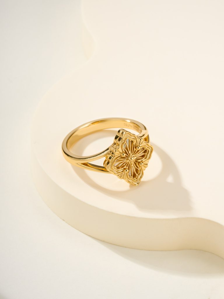 Buccellati Opera Tulle Ring Gold, White Mother-of-Pearl Flower motif, Opera Tulle filigree