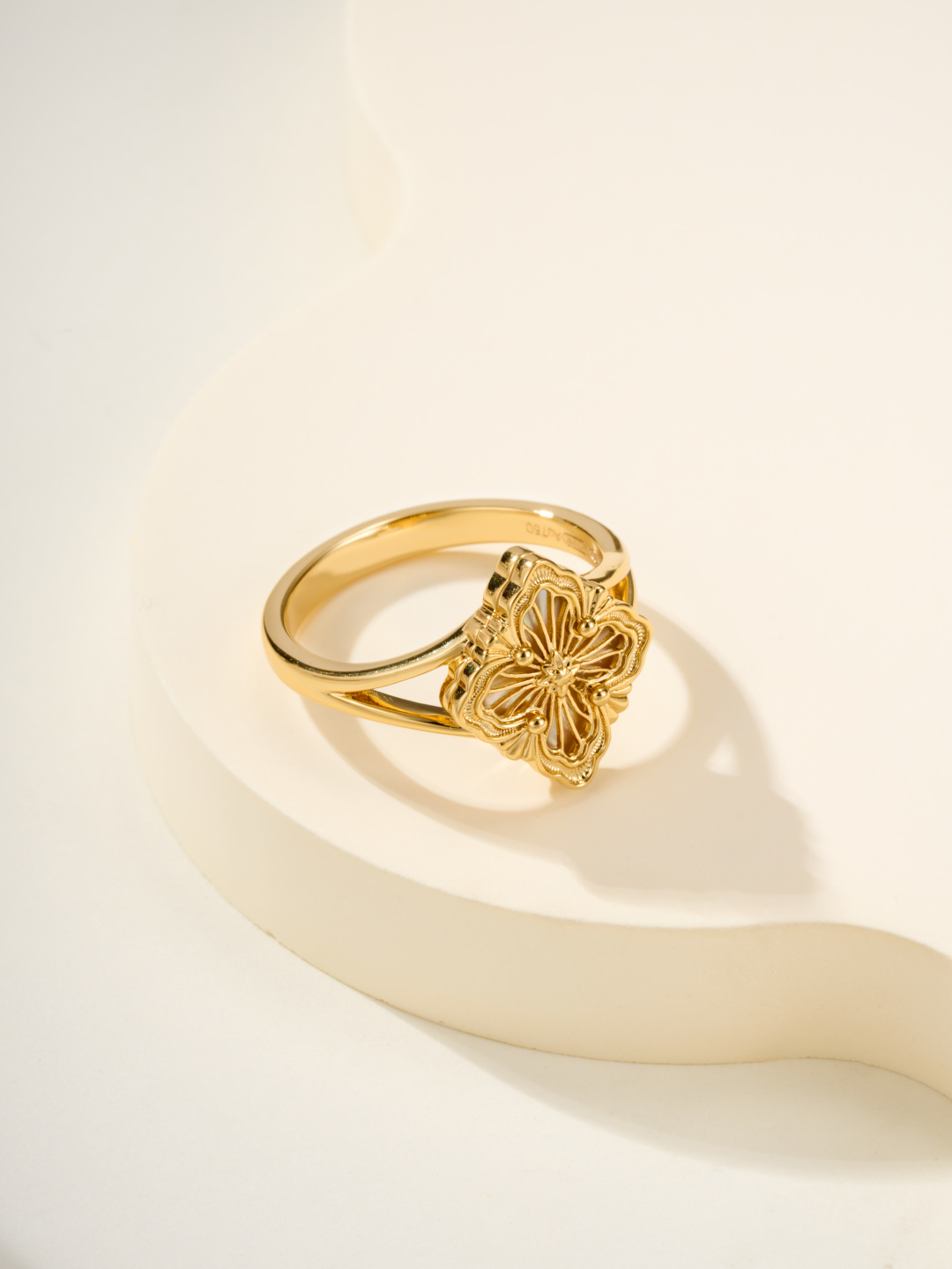 Buccellati Opera Tulle Ring Gold, White Mother-of-Pearl Flower motif, Opera Tulle filigree