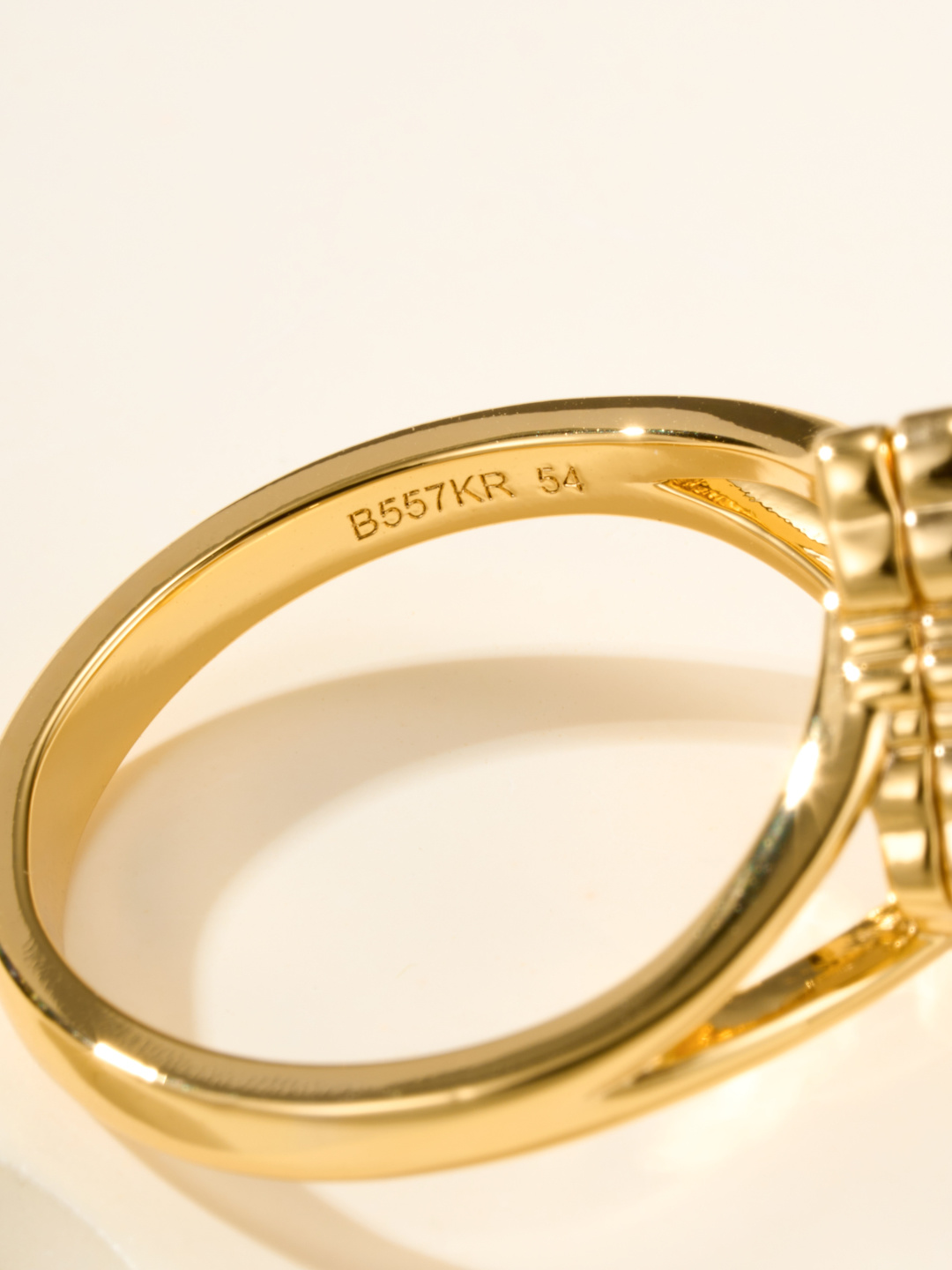Buccellati Opera Tulle Ring Gold, White Mother-of-Pearl Flower motif, Opera Tulle filigree