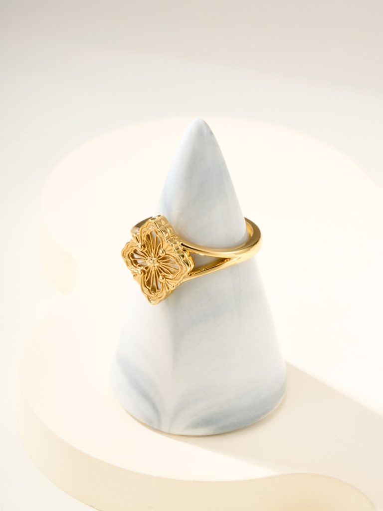 Buccellati Opera Tulle Ring Gold, White Mother-of-Pearl Flower motif, Opera Tulle filigree