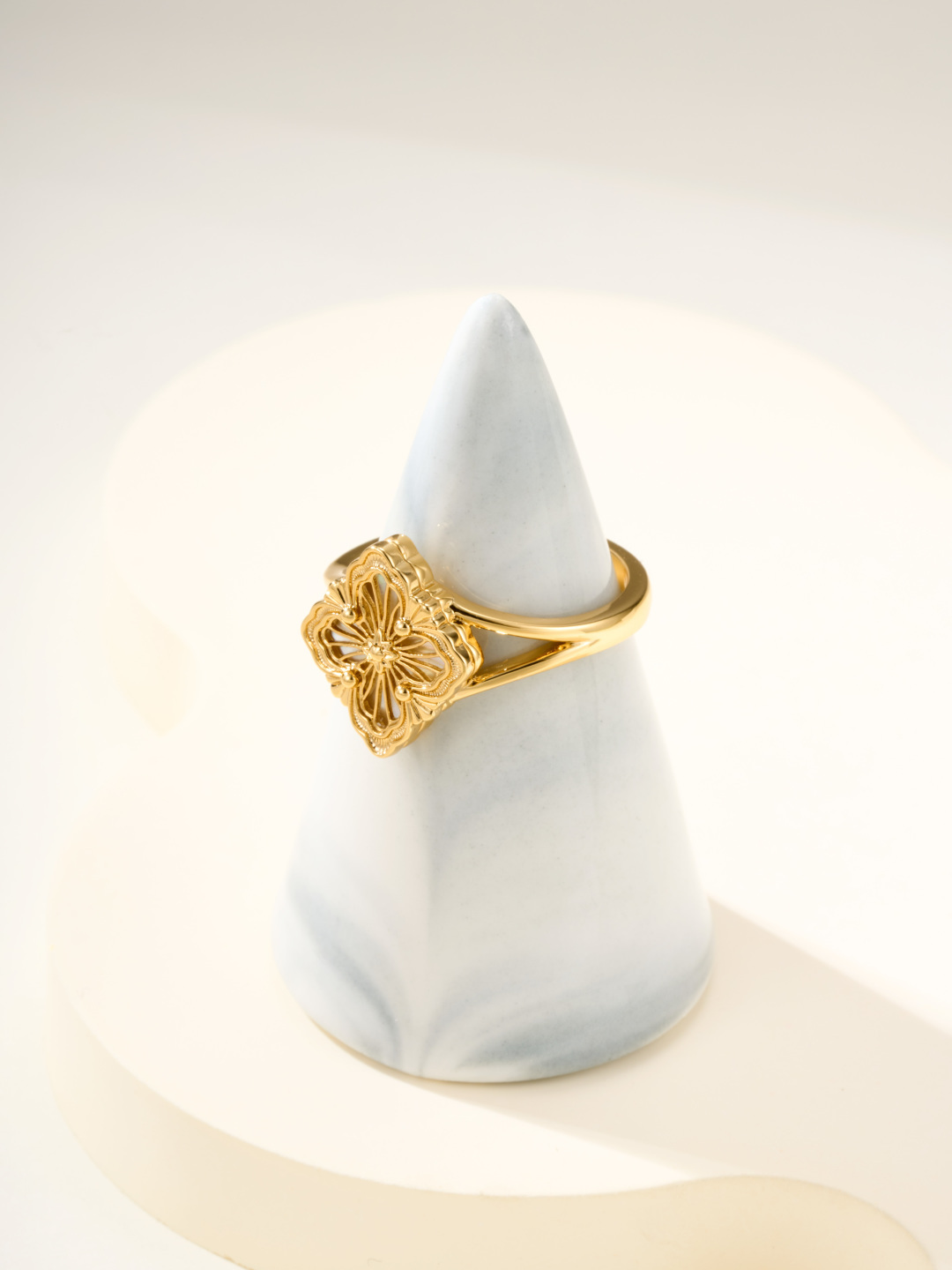 Buccellati Opera Tulle Ring Gold, White Mother-of-Pearl Flower motif, Opera Tulle filigree
