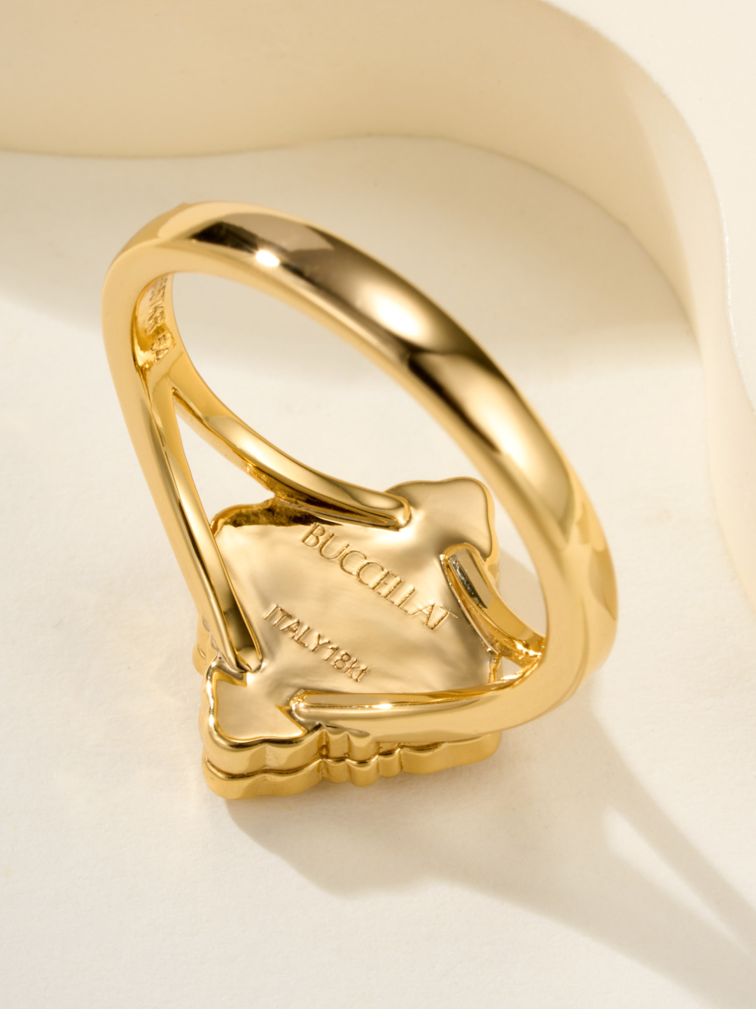 Buccellati Opera Tulle Ring Gold, White Mother-of-Pearl Flower motif, Opera Tulle filigree