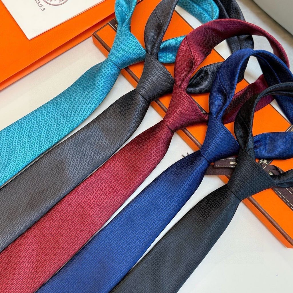 Hermes Unie Fer a Cheval Silk Tie Micro-patterned Weave Embroidered Horseshoe Motif